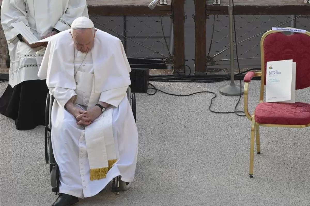 Pope Francis prays for peace in Ukraine and in the world at Colosseum