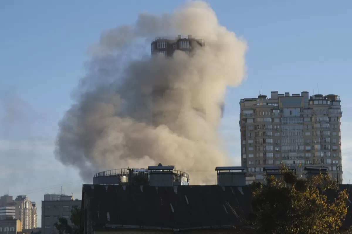 Several explosions hit the Ukrainian capital Kyiv