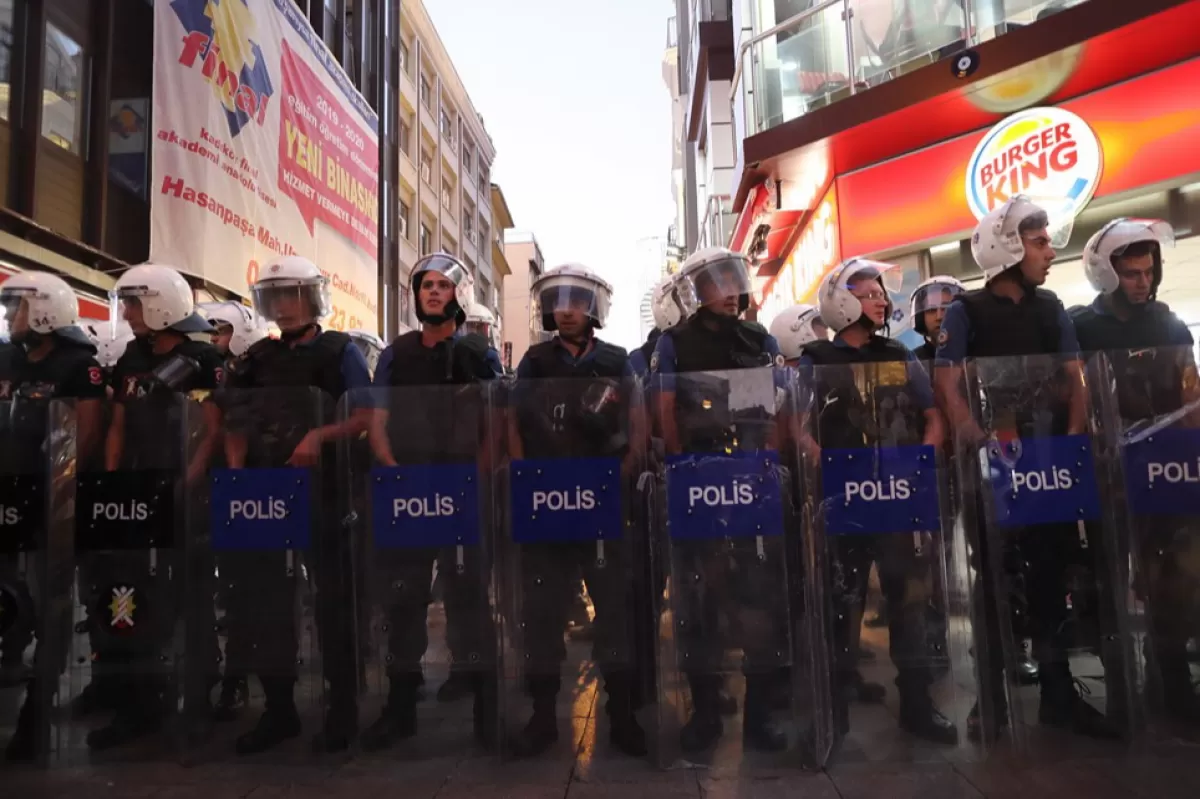 Poliția turcă securizează zona în timpul unui miting al partidului pro-kurd la Istanbul, Turcia, 20 august 2019.