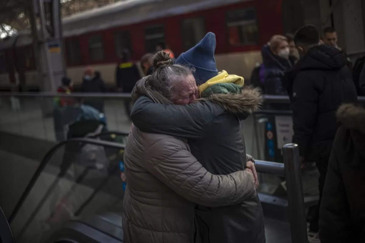 Două femei se îmbrățișează în timp ce refugiați din Ucraina ajung la gara principală din Praga, Republica Cehă, 22 martie 2022.