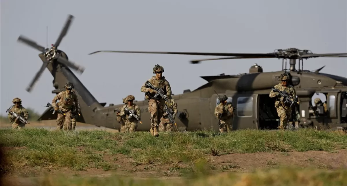 Militari americani aparținând Diviziei 101 Aeropurtate în timpul unui exercițiu demonstrativ la baza aeriană NATO Mihail Kogălniceanu, România, 30 iulie 2022.