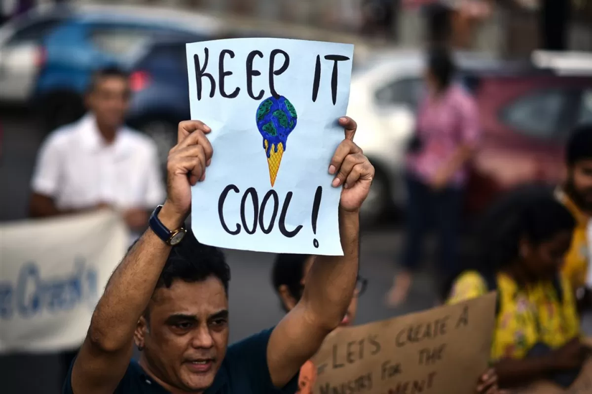 Protestatari care cer combaterea schimbările climatice pe plaja Elliot, în Chennai, India, 3 decembrie 2022.