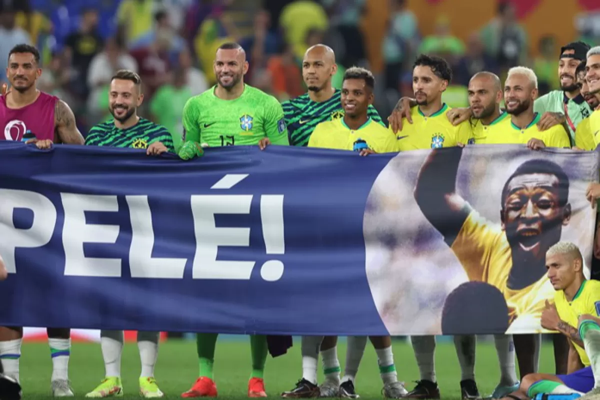 Jucătorii Braziliei pozează cu un banner uriaș înfățișând legenda braziliană a fotbalului Pele, după ce au câștigat meciul de fotbal din optimile de finală a Cupei Mondiale FIFA 2022 dintre Brazilia și Coreea de Sud pe Stadionul 974 din Doha, Qatar, 05 decembrie 2022.