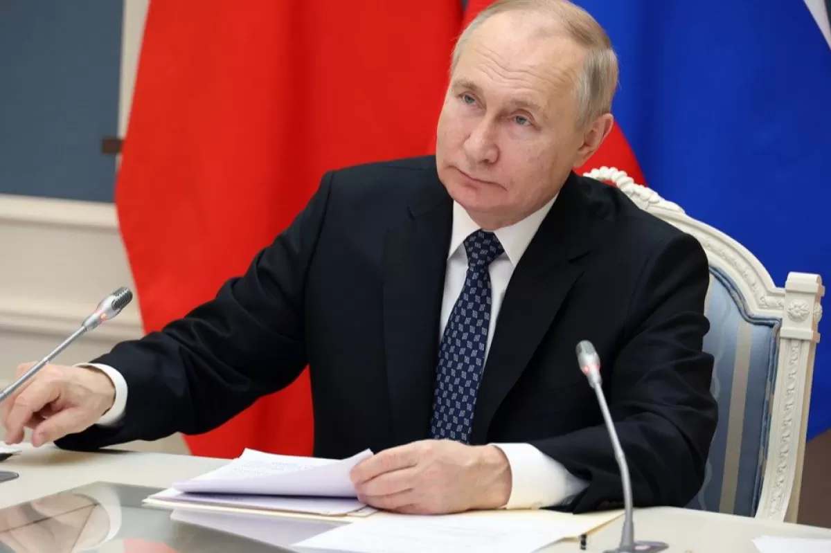Russian President Vladimir Putin meets with Chinese President Xi Jinping