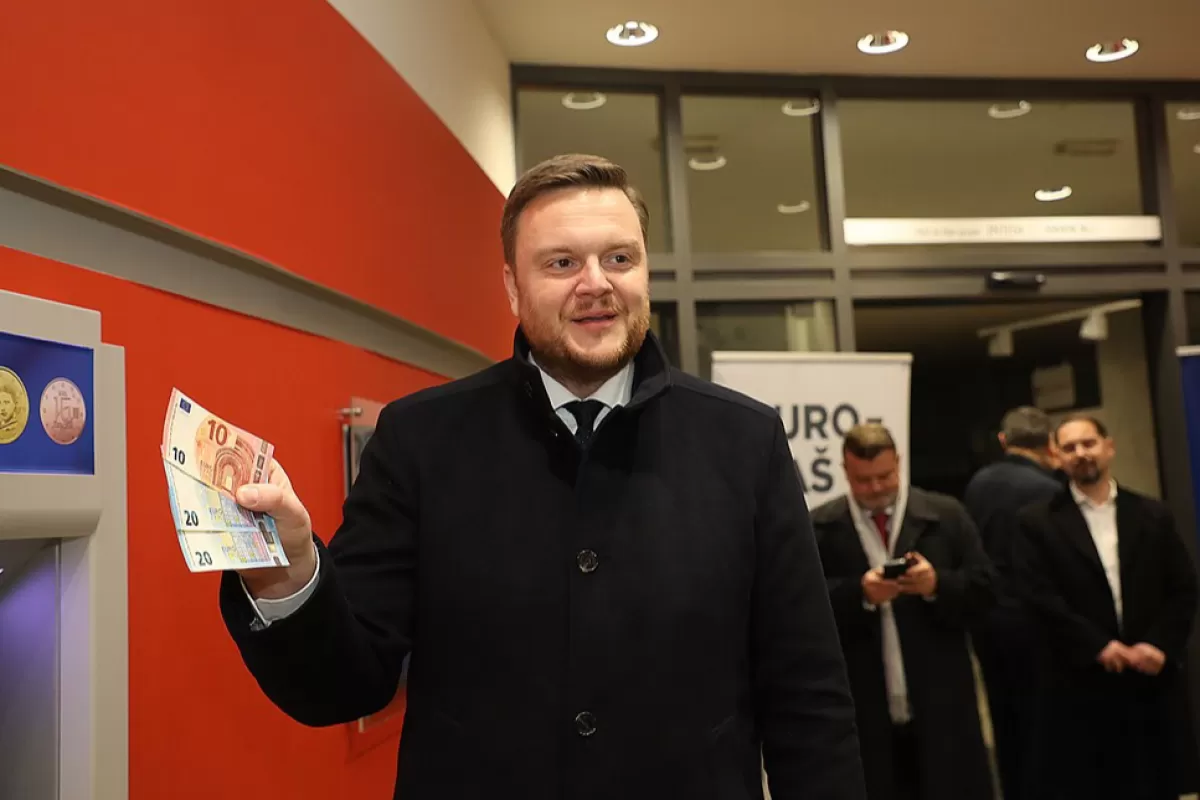 Croatian National Bank Governor Boris Vujcic and Finance Minister Marko Primorac take the first euro banknotes at ATM