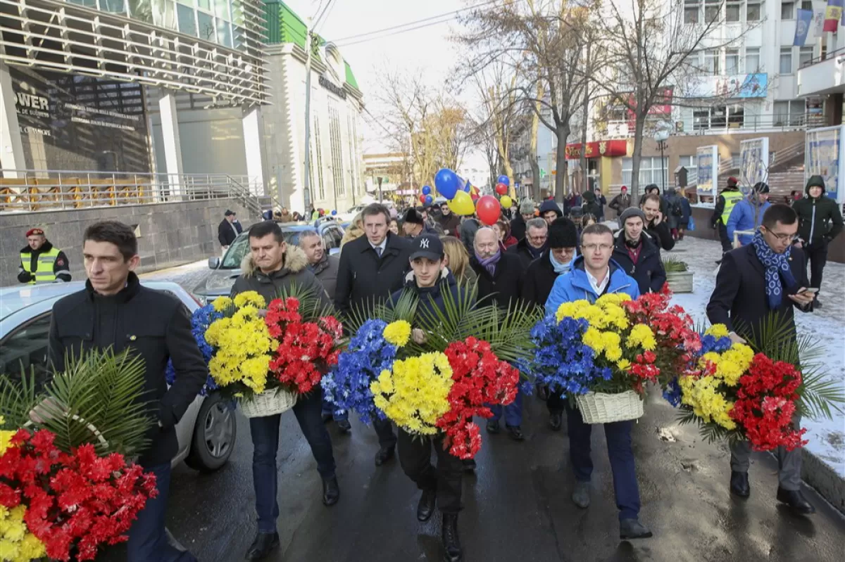 Cetățeni moldoveni și români poartă flori în culorile drapelului național al României în cadrul unui marș cu ocazia Zilei Naționale a României, la Chișinău, Republica Moldova, 01 decembrie 2018.