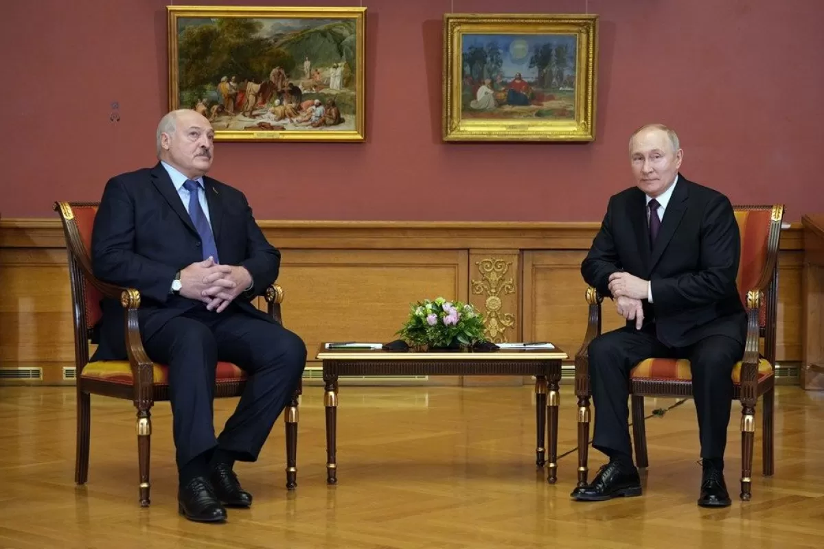 Președintele rus Vladimir Putin se întâlnește cu președintele belarus Alexander Lukașenko în marginea unui summit informal al Comunității Statelor Independente (CSI) la Muzeul de Stat al Rusiei din Sankt Petersburg, Rusia, 27 decembrie 2022.