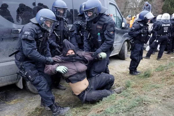 Ciocniri între poliția germană și activiștii de mediu care ocupă un sat din vestul țării