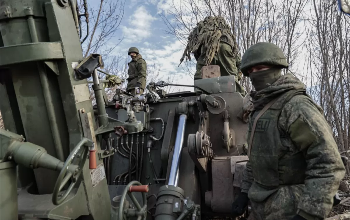 Forțele autoproclamatei Republici Populare Donețk se pregătesc să tragă cu un mortar autopropulsat 2S4 „Lalea” nu departe de Bakhmut, regiunea Donețk, Ucraina, 1 decembrie 2022.