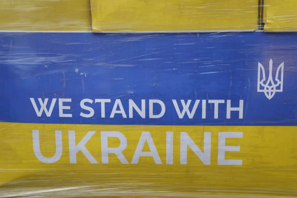 Materiale de ajutor umanitar pentru Ucraina sunt ambalate în culorile naționale ucrainene albastru și galben și încărcate într-un camion, la Adazi, Letonia, 13 ianuarie 2023.