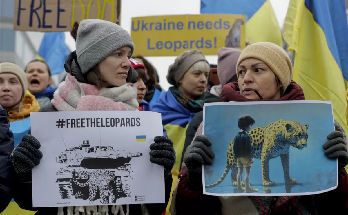 Ukrainians hold placards and wave Ukrainian flags during a rally supporting the deployment of Leopard tanks and other military equipment to Ukraine, outside the European Council building during a EU Foreign Ministers Council in Brussels, Belgium, 23 January 2023.