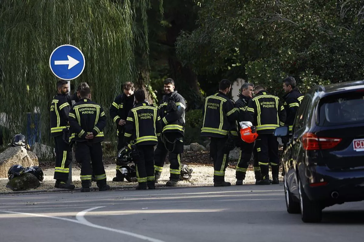 Pompieri la intrarea în Ambasada Ucrainei din Madrid, Spania, 30 noiembrie 2022.