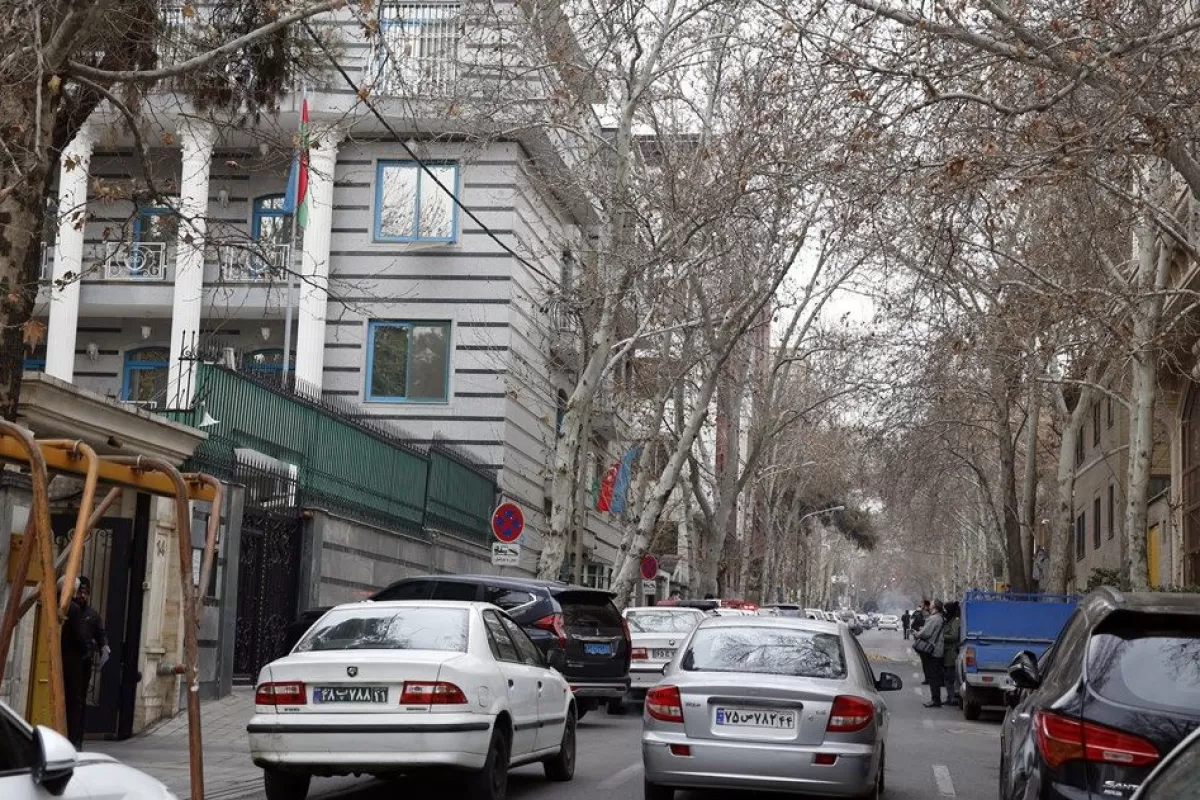 Un mort şi doi răniţi după un atac armat la ambasada azeră din Iran