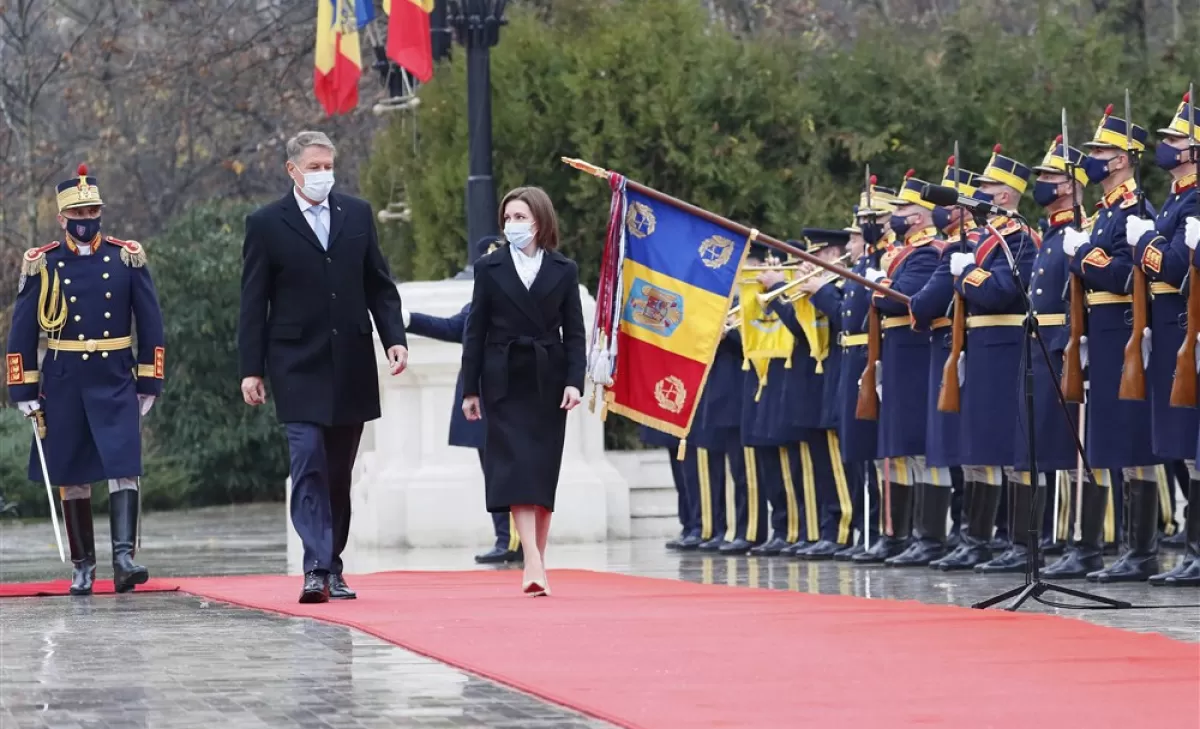 Președintele Republicii Moldova Maia Sandu, însoțită de omologul său roman, Klaus Iohannis, trece în revistă Garda de onoare în cadrul unei ceremonii de întâmpinare care a avut loc la Palatul Cotroceni din București, România, 23 noiembrie 2021.