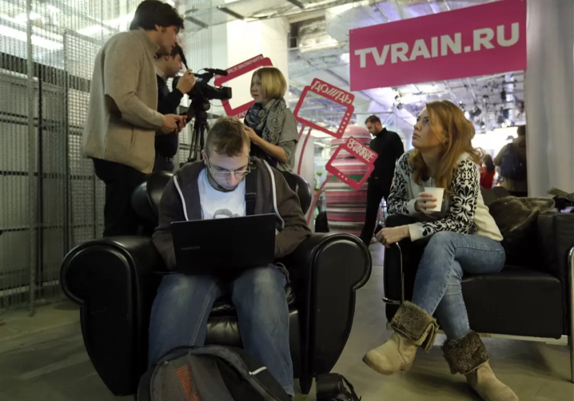 Jurnalişti ruşi lucrează după o conferinţă de presă într-un studio al canalului TV Dozhd (TV Rain) din Moscova, Rusia, 4 februarie 2014.