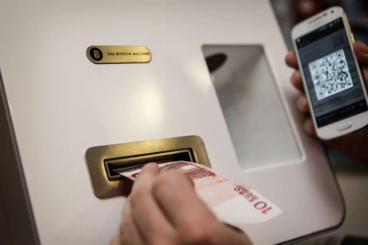 Un client folosește un bancomat bitcoin într-un restaurant din Haga, Țările de Jos, 20 martie 2014.