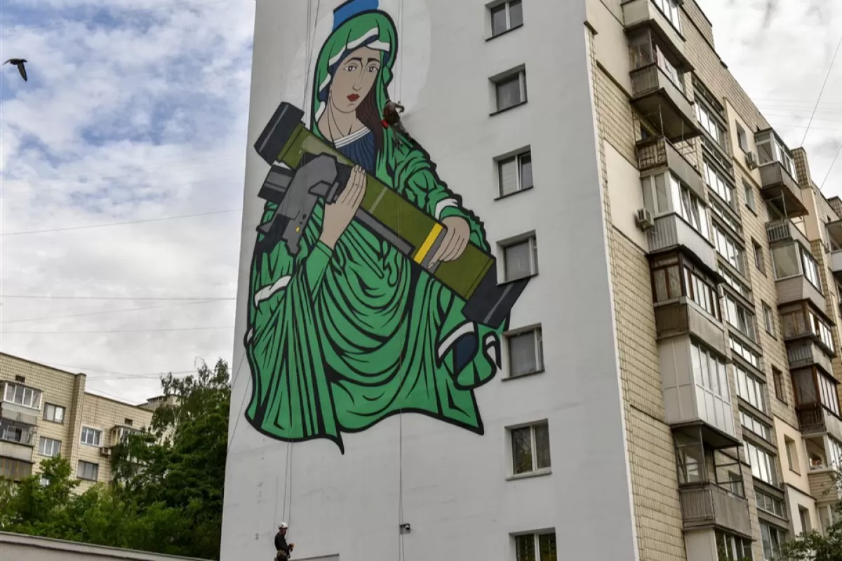 Pictura murală „Sf. Javelina”, care înfățișează o figură simbolică a Madonei ținând un sistem american de rachete antitanc „Javelin” – folosit de armata ucraineană în lupta cu trupele ruse – pe peretele unui bloc de apartamente din Kiev, Ucraina, 25 mai 2022.