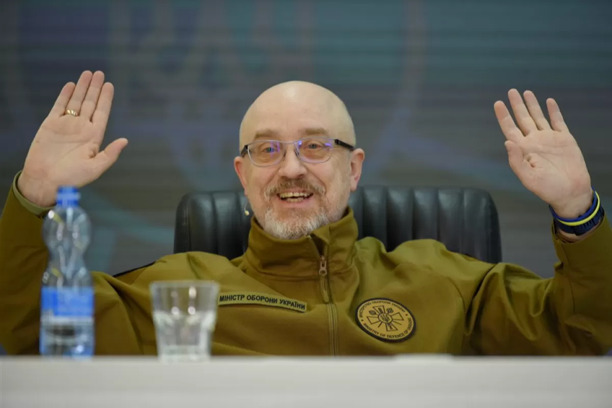Ministrul apărării din Ucraina spune că demisionează doar dacă-i cere președintele