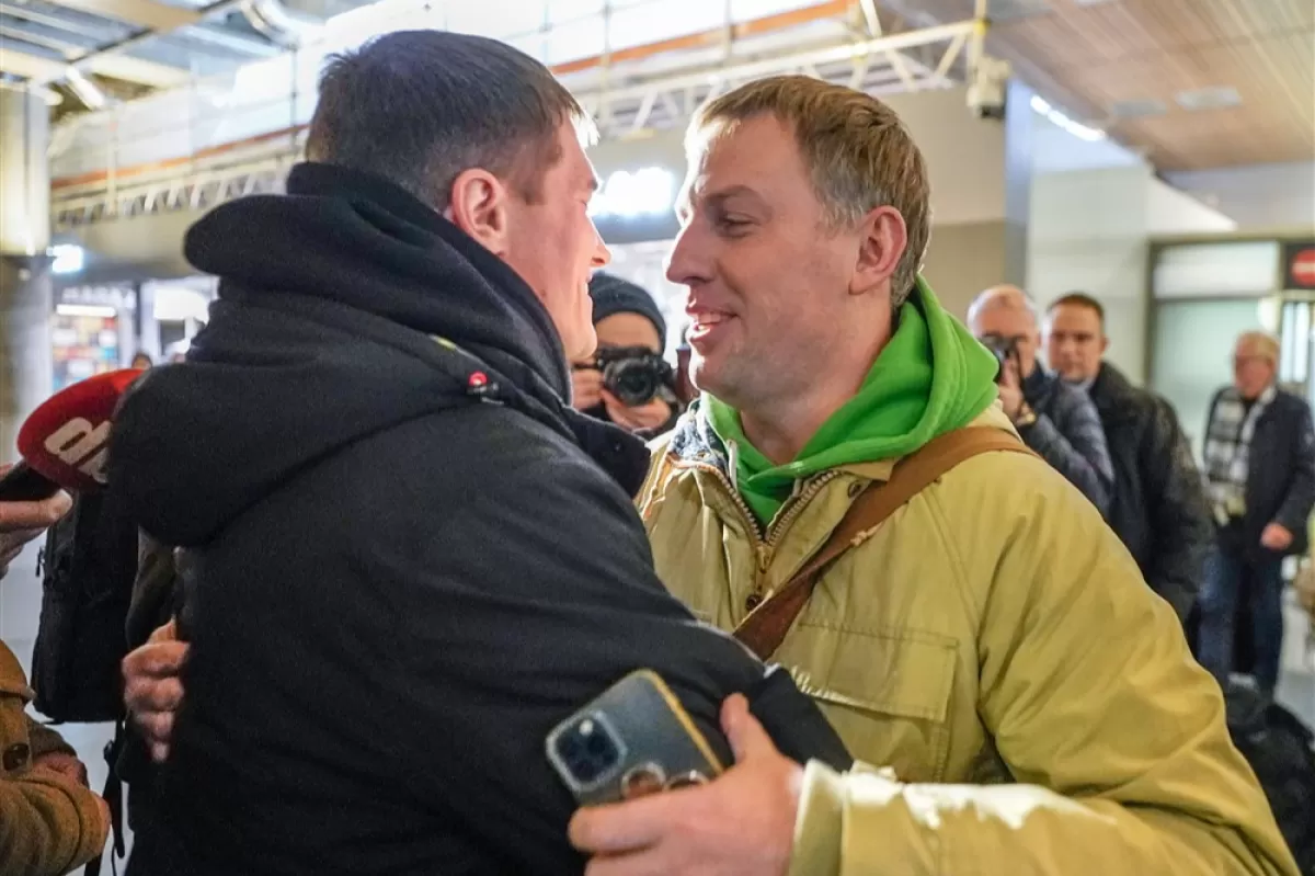Mercenarul grupului Wagner Andrey Medvedev se întâlnește cu activistul rus pentru drepturile omului, fondatorul gulagu.net Vladimir Osechkin la Gardermoen, Norvegia, 03 februarie 2023.
