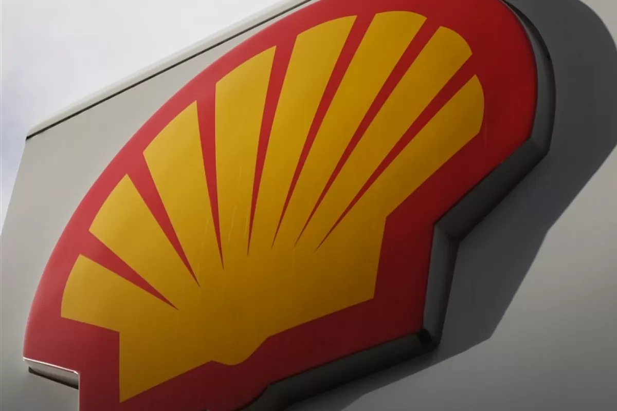 O sigla Shell este afișată pe o stație de alimentare din Londra, Marea Britanie, 2 februarie 2023. Compania de petrol și gaze Shell a raportat profituri anuale record. Profitul de 39,9 miliarde de dolari în 2022 este dublu față de totalul anilor anteriori și cel mai mare din istoria de 115 ani a companiei.