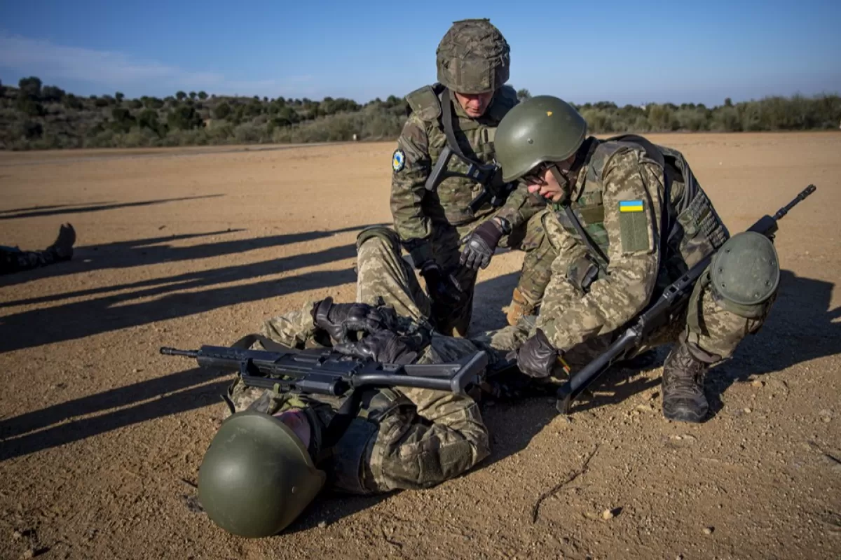 Украинские военнослужащие тренируются с испанцами в Пехотной академии в Толедо, Испания, 15 февраля 2023 года.