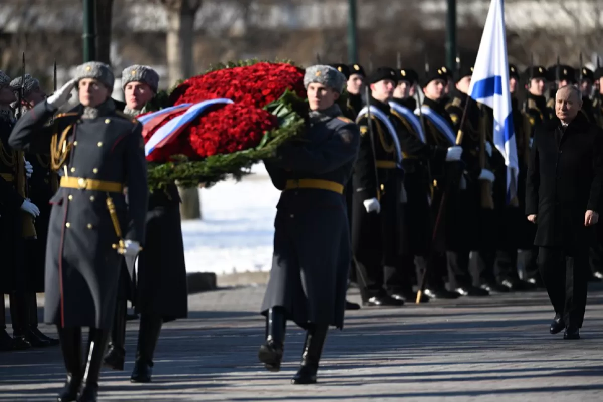 Putin attends wreath-laying ceremony on Defender of the Fatherland Day