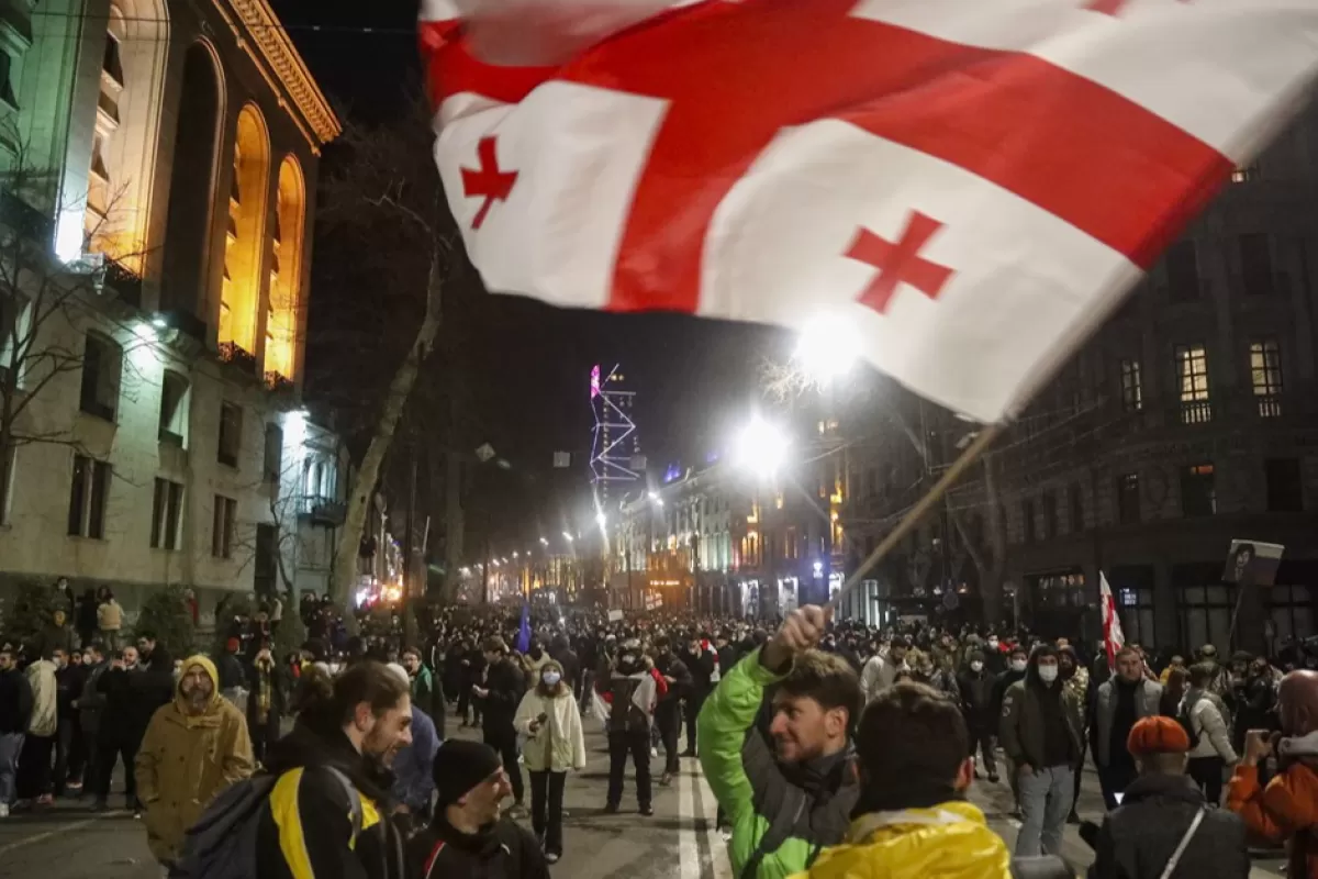 Georgienii au protestat pentru a doua seară la rând împotriva unei legi controversate