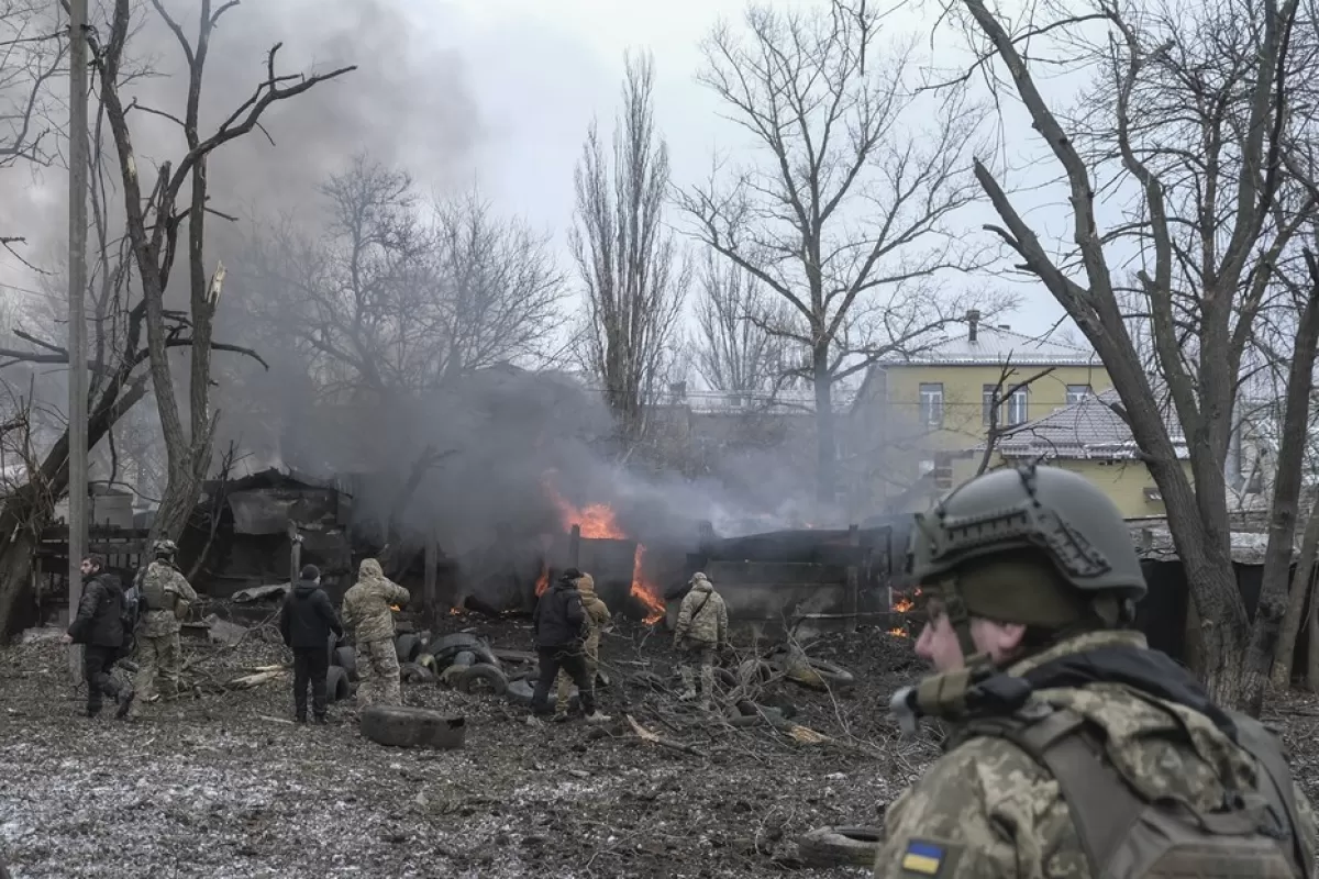 Salvatorii ucraineni lucrează la locul unui atac cu rachetă asupra unei zone rezidențiale din Kramatorsk, regiunea Donețk, estul Ucrainei, 2 februarie 2023, pe fondul invaziei Rusiei.