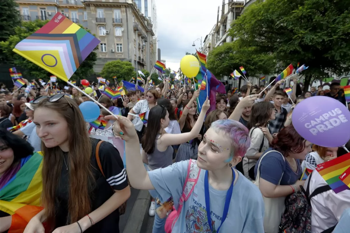 Activiști LGBT în timpul paradei Gay Pride 2022, în centrul Bucureștiului, România, 09 iulie 2022.