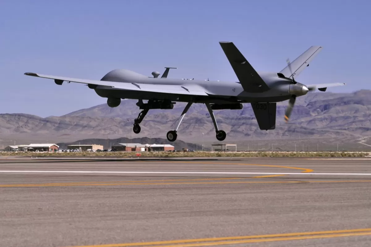 O fotografie pusă la dispoziție de forțele aeriene americane a unei drone MQ-9 Reaper care decolează într-o misiune de antrenament la baza Forțelor Aeriene Creech, SUA 13 mai 2013 (publicat la 14 martie 2023)