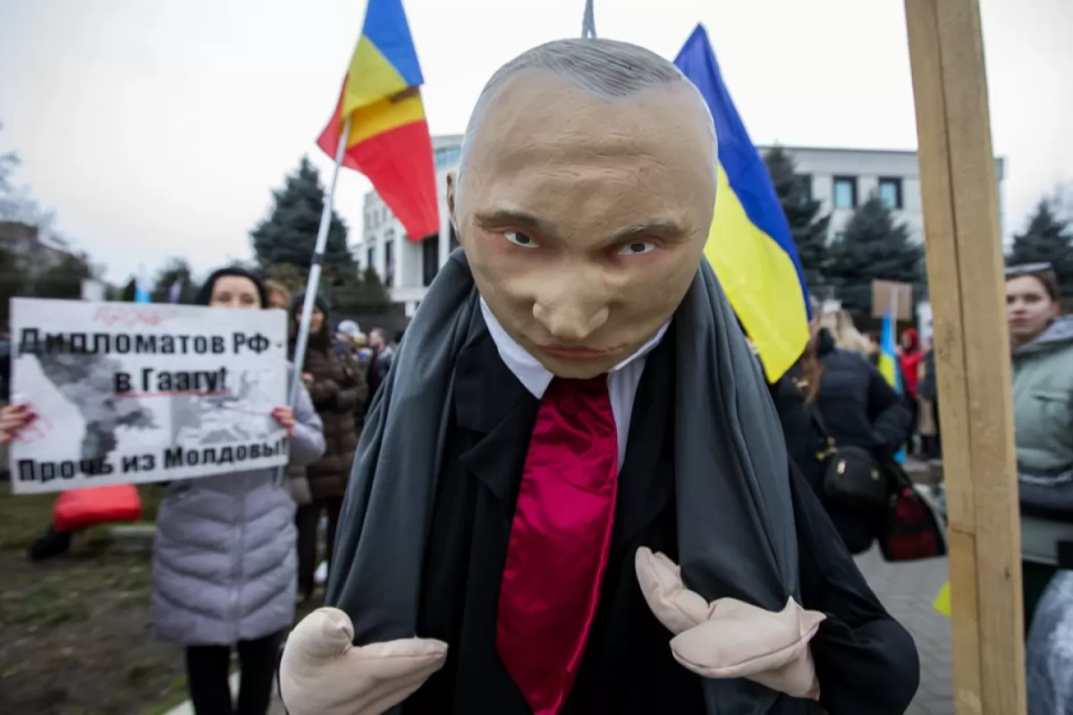 Кукла в виде президента России Путина фотографируется на фоне протеста украинских беженцев и граждан Молдовы против войны в Украине перед посольством России в Кишиневе, Молдова, 24 февраля 2023 года.