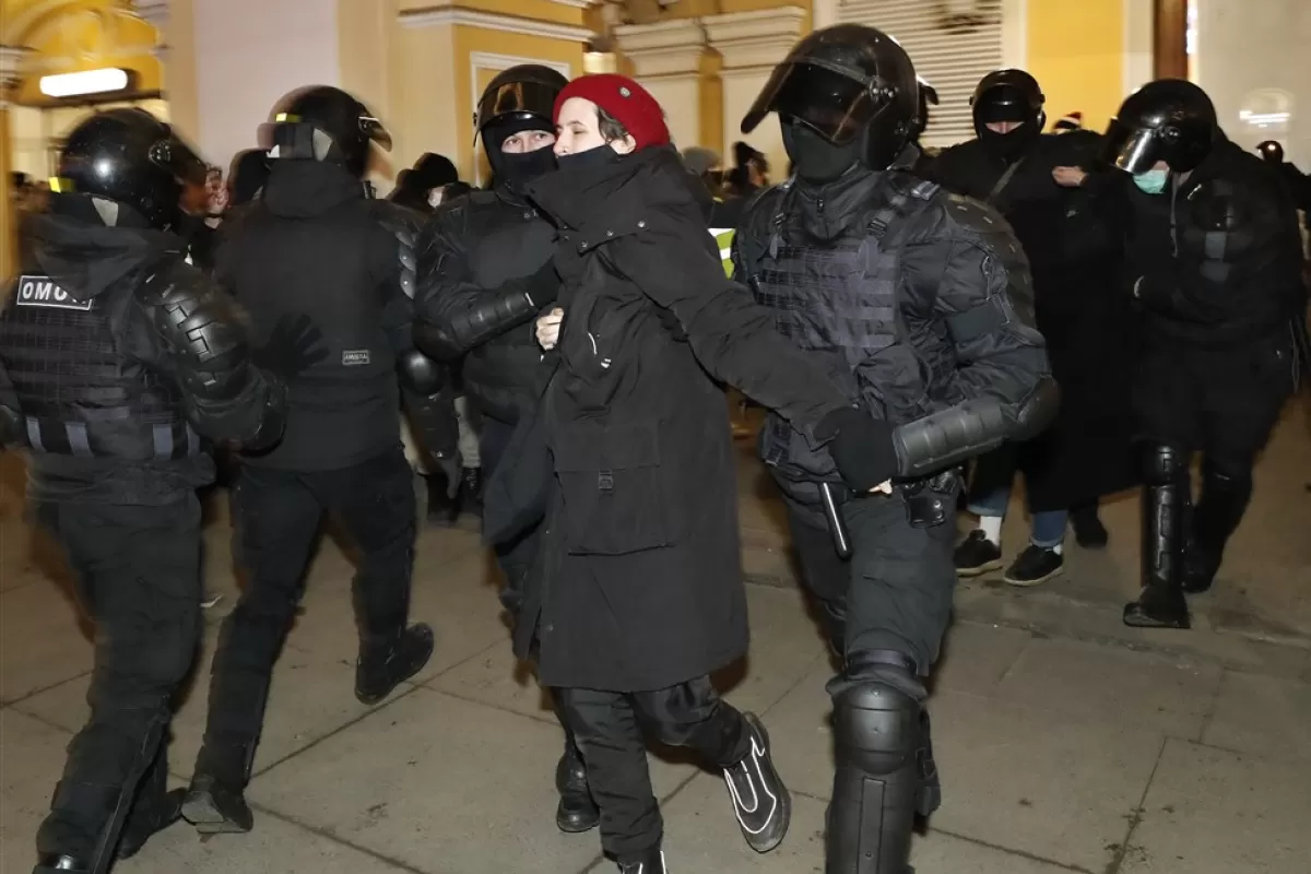 Polițiștii ruși rețin un protestatar în timpul unui miting împotriva intrării trupelor ruse în Ucraina, la Sankt Petersburg, Rusia, 1 martie 2022.
