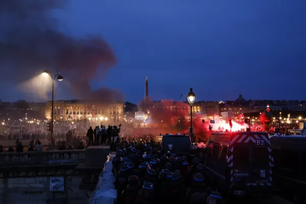 Proteste la Paris după ce guvernul a decis să-și asume răspunderea pentru a promova reforma pensiilor
