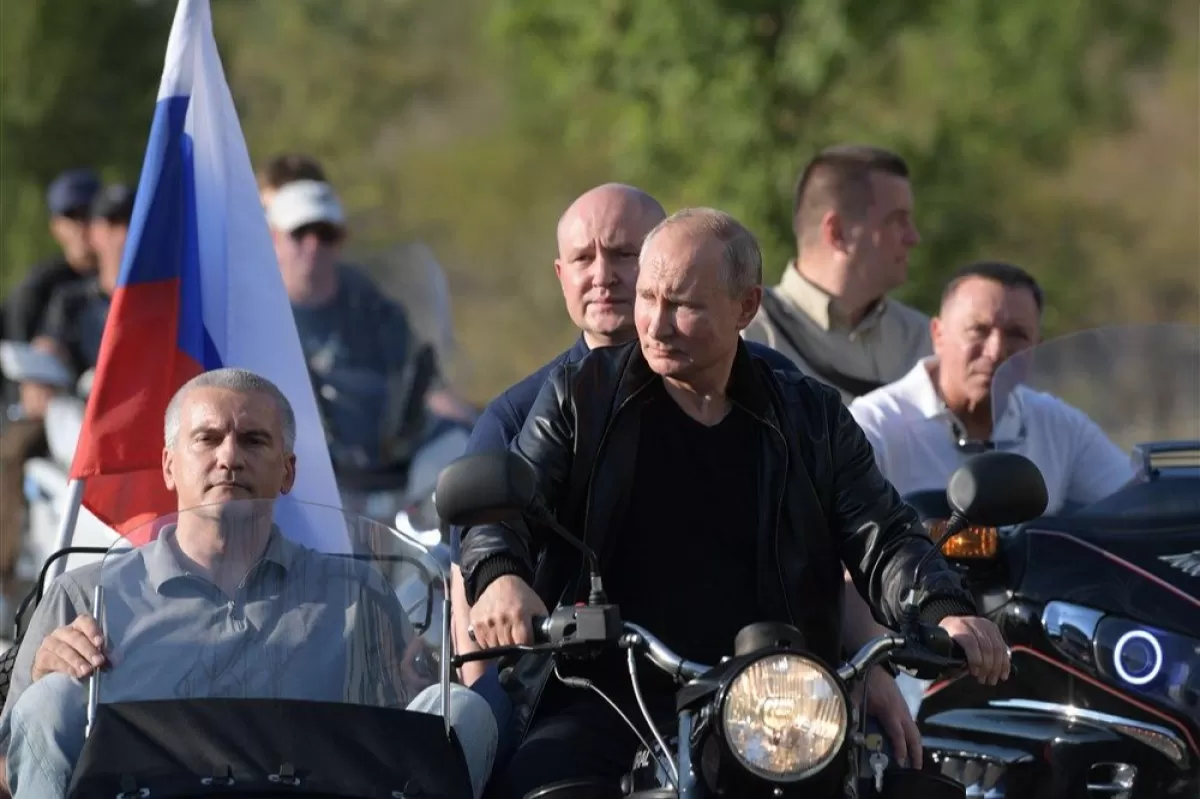 Putin joins Night Wolves on Crimea Bike Festival