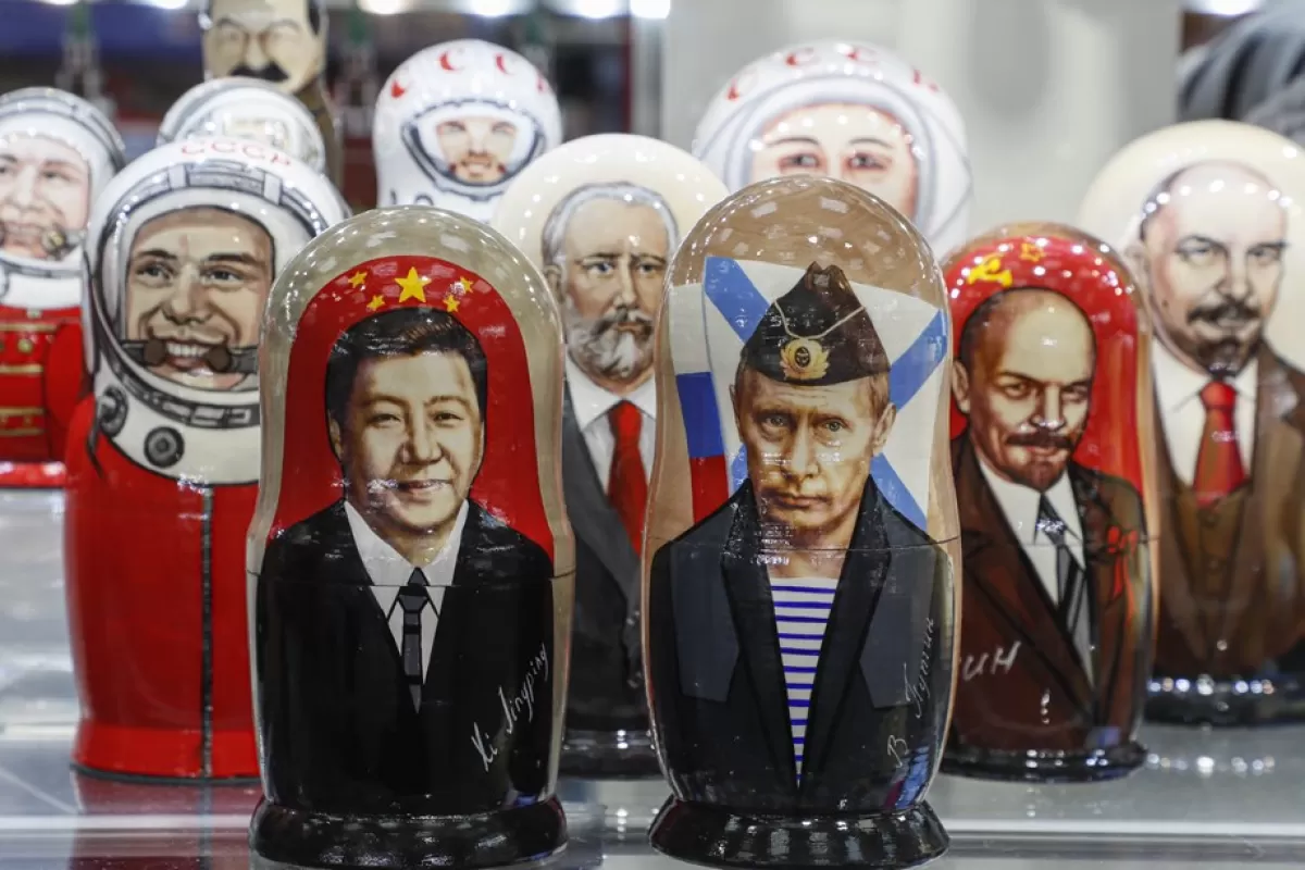 Păpuși matrioșca rusești cu portrete ale președintelui chinez Xi Jinping și președintelui rus Vladimir Putin vândute într-un magazin de suveniruri stradal din centrul Moscovei, Rusia, 20 martie 2023. Președintele chinez Xi Jinping a sosit la Moscova pentru o vizită de trei zile, între 20 - 22 martie, potrivit agențiilor de stat ruse și chineze. O întâlnire informală între Vladimir Putin și Xi Jinping este de așteptat să aibă loc pe 20 martie. În urma rezultatelor, este planificată semnarea a două documente - privind îmbunătățirea parteneriatului comun într-o nouă eră și dezvoltarea domeniilor cheie ale cooperării economice ruso-chineze până în 2030.