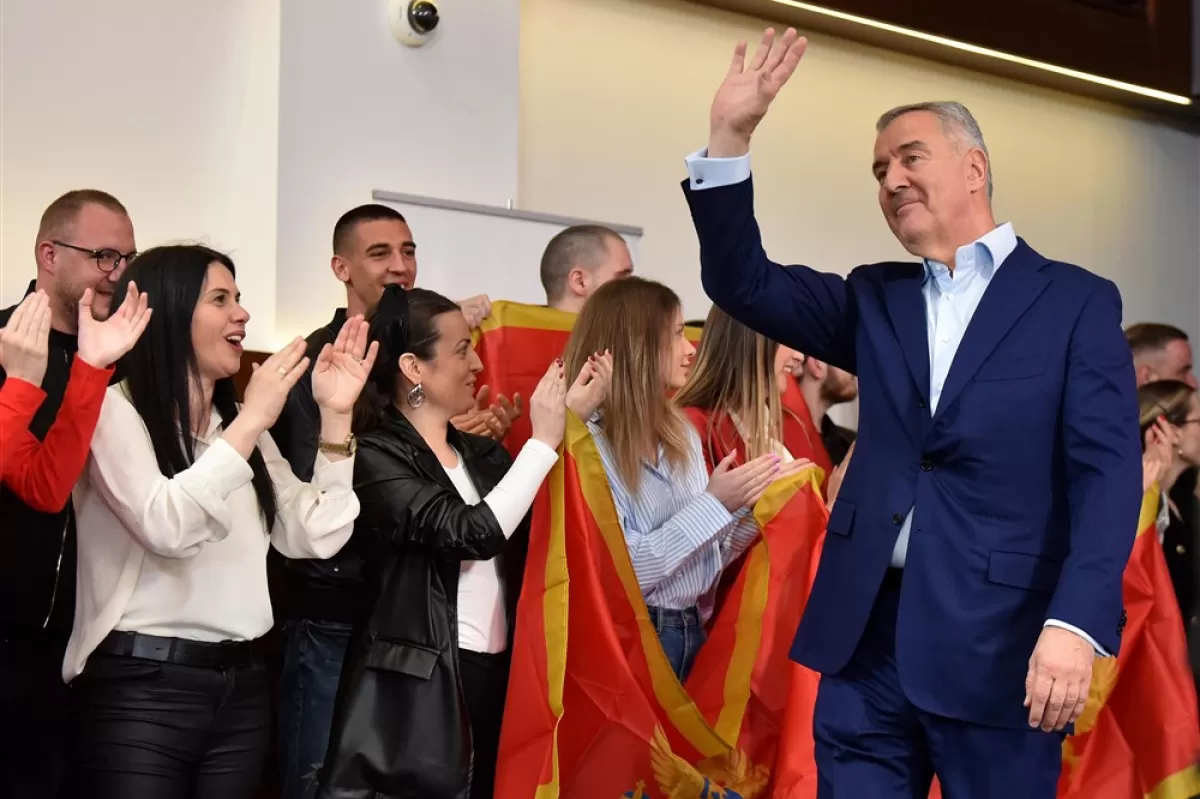 Candidatul la președinție și președintele în exercițiu al Muntenegrului, Milo Djukanovici își salută susținătorii din Podgorica, Muntenegru, 19 martie 2023. Previziunile timpurii sugerează că președintele Djukanovic se va confrunta cu Jakov Milatovici în al doilea tur al alegerilor pentru președintele Muntenegrului din 02 aprilie 2023.