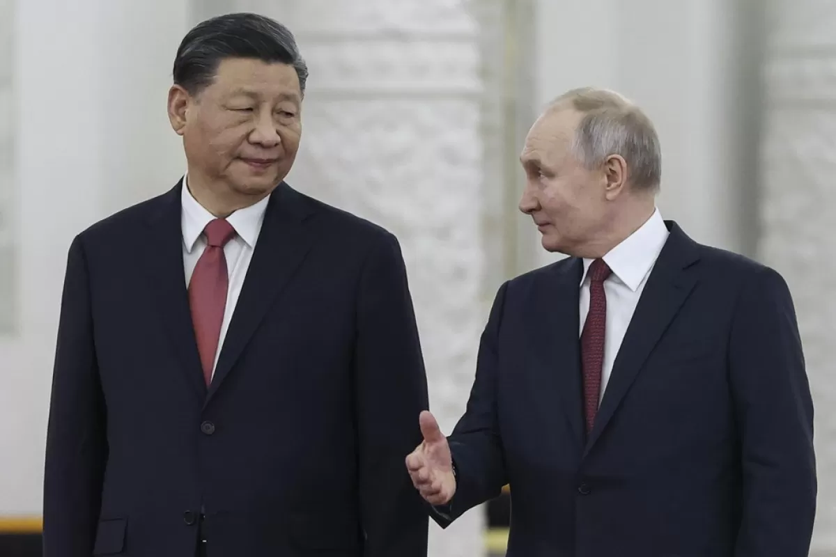 Председатель КНР Си Цзиньпин и президент РФ Владимир Путин принимают участие в церемонии приветствия перед началом российско-китайских переговоров в узком составе в Кремле в Москве, Россия, 21 марта 2023 года