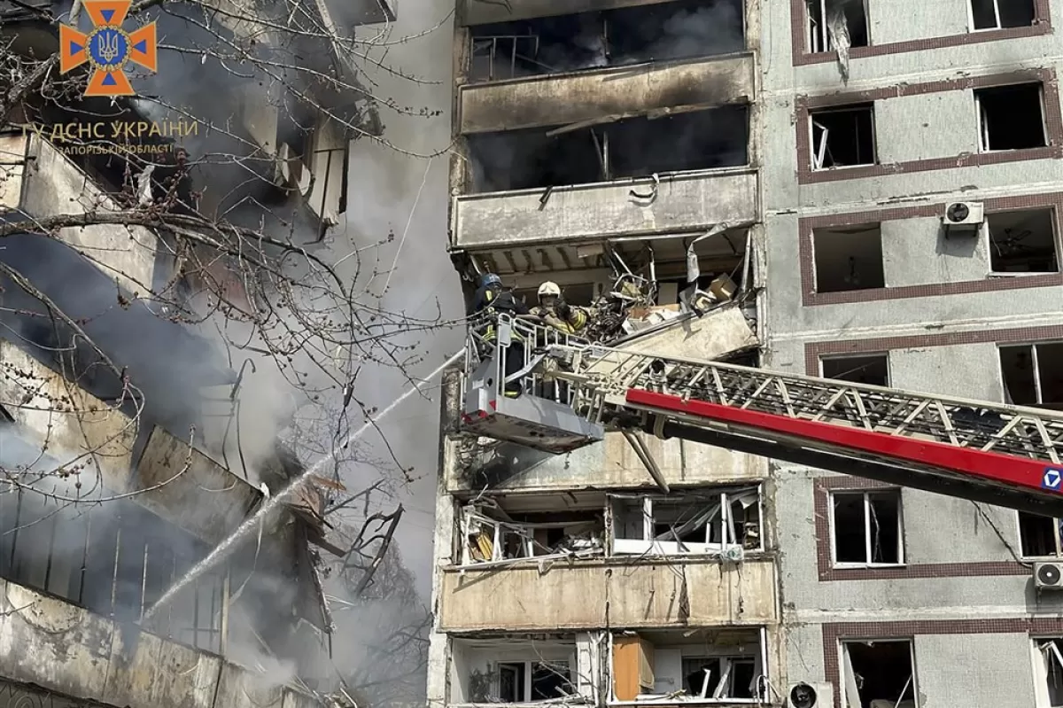 O fotografie plină pusă la dispoziție de Serviciul de Stat de Urgență al Ucrainei arată salvatorii care lucrează la o clădire rezidențială după ce aceasta a fost lovită de o rachetă în Zaporojie, Ucraina, 22 martie 2023. Cel puțin 25 de persoane au fost rănite, iar una dintre ele a murit mai târziu în spital, potrivit Serviciului de Stat de Urgență. Trupele ruse au intrat pe 24 februarie 2022 pe teritoriul ucrainean, declanșând un conflict care a provocat distrugeri și o criză umanitară.
