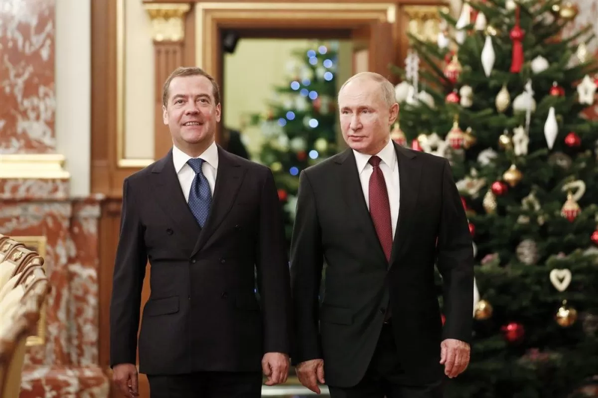 Președintele rus Vladimir Putin și prim-ministrul rus Dmitri Medvedev intră într-o sală pentru a participa la o reuniune a Consiliului prezidențial pentru dezvoltare strategică și proiecte naționale la Moscova, Rusia, 25 decembrie 2019.