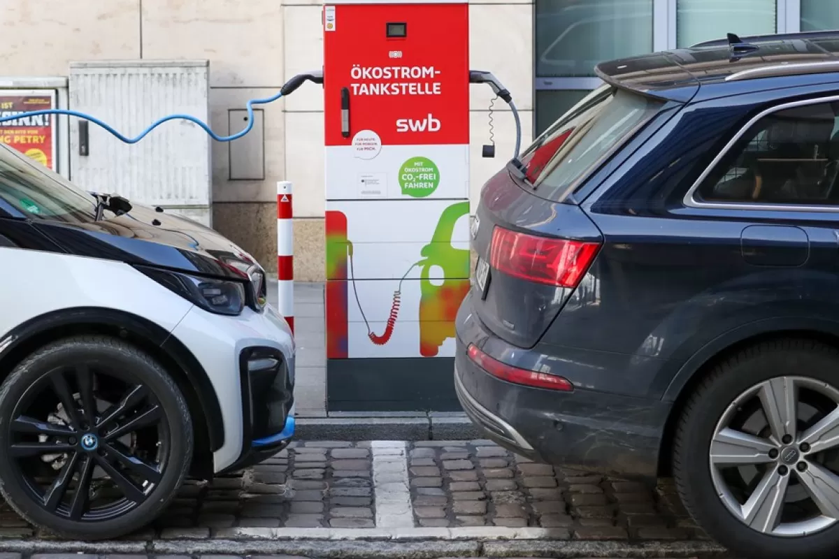 Automobile electrice încărcate la un punct de încărcare al furnizorului de energie SWB din Bremen, nordul Germaniei, 09 martie 2020. Swb oferă încărcare cu energie verde.