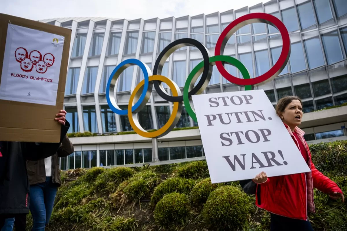 Membrii filialei de la Geneva a societății ucrainene din Elveția protestează în fața sediului CIO din Lausanne, Elveția, 25 martie 2023, în timpul unui miting pentru a îndemna Comitetului Olimpic Internațional să-și reconsidere decizia de participare a sportivilor ruși și belarusi sub un steag neutru, la următoarele Jocuri Olimpice de la Paris din 2024.