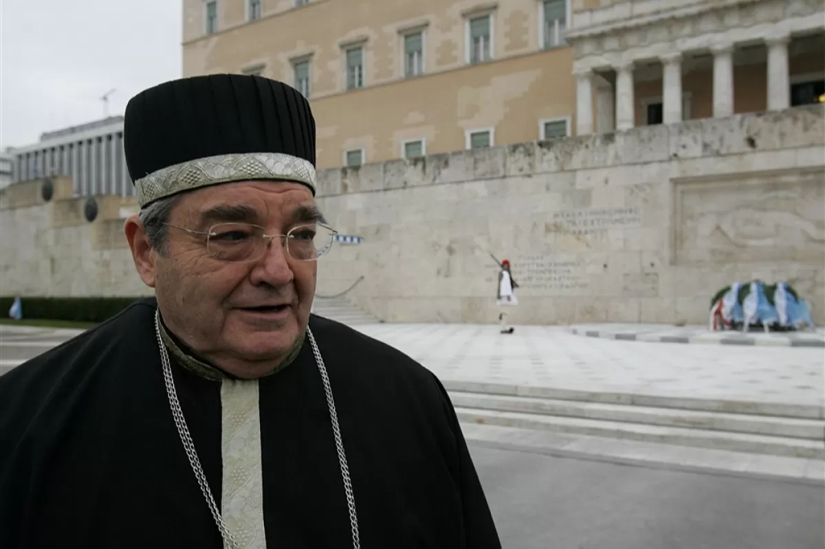 A Greek rabbi and survivor of the Holocaust in WWII honour his countrymen and fellow Jews