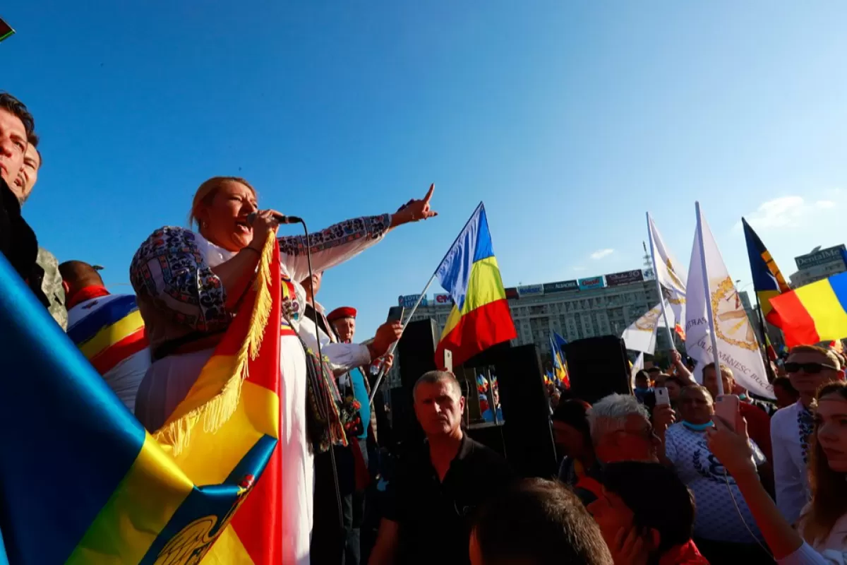 Diana Sosoacă, deputată în Parlamentul României, strigă sloganuri în timpul unui protest împotriva noilor măsuri dispuse de guvernul României în timpul celui de-al patrulea val al pandemiei de Coronavirus Covid-19, în fața sediului Guvernului din București, România, 02 octombrie 2021.