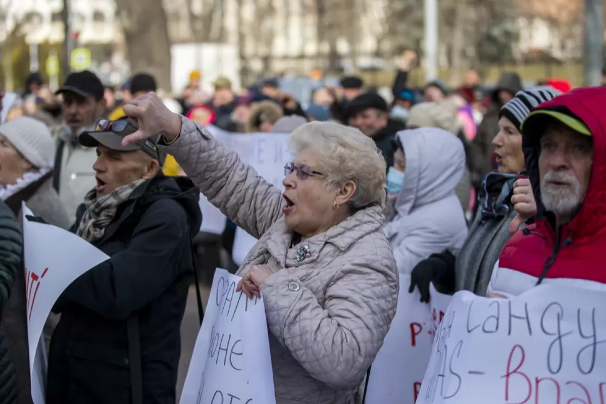 Сторонники партии «Шор» протестуют перед зданием парламента в Кишиневе, Молдова, 23 февраля 2023 года