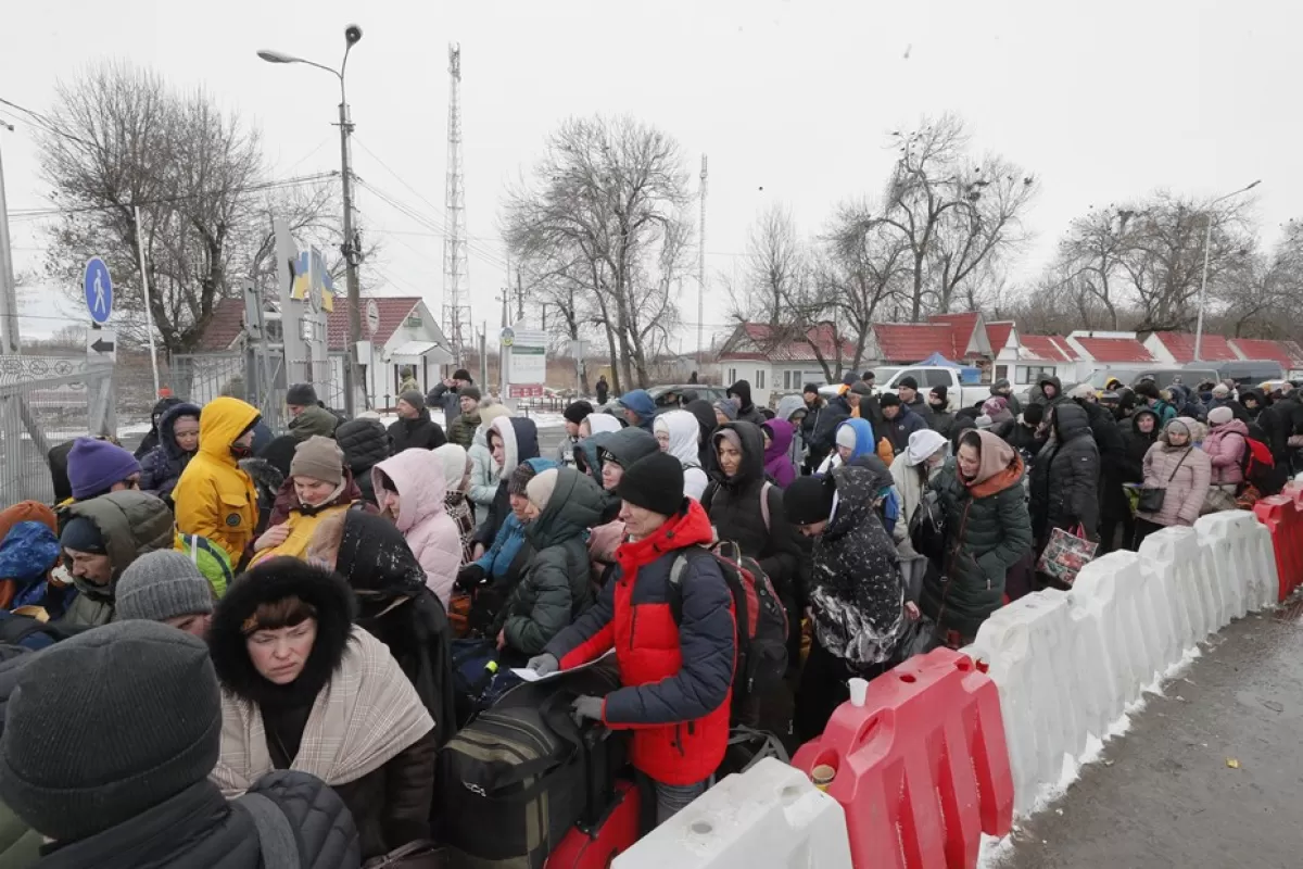 Oamenii stau la coadă la punctul de trecere a frontierei Ucraina - România, nu departe de orașul Cernăuți, Ucraina, 10 martie 2022.