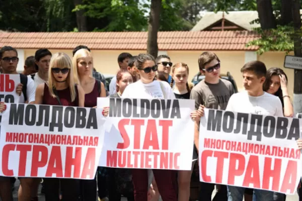 DEZINFORMARE: Rușii din Republica Moldova, atacați de Curtea Constituțională și Maia Sandu