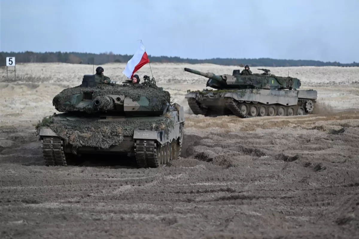 Польские танки «Leopard 2» во время маневров с участием военных из стран Вышеградской группы, США и Великобритании на полигоне Нова Деба, юго-восточная Польша, 9 ноября 2022 года.