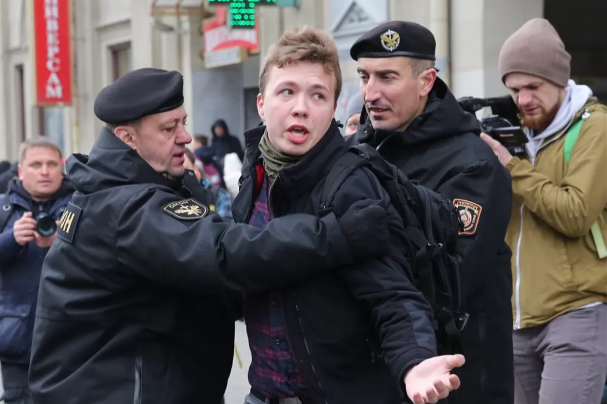 Ofițerii de poliție îl rețin pe jurnalistul Roman Protasevich la un miting din Minsk, Belarus, 26 martie 2017.
