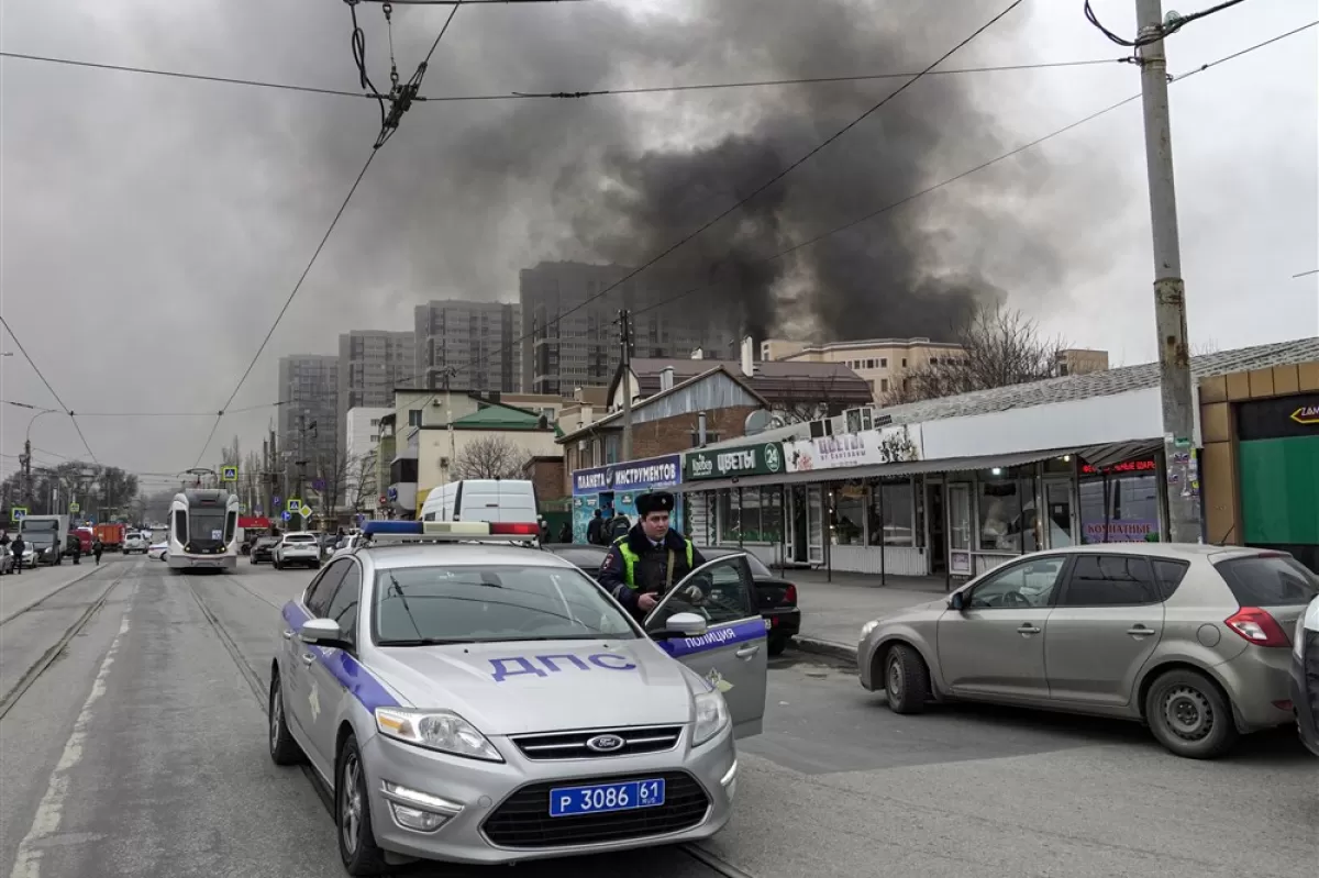 Poliția a izolat strada în apropierea clădirii cuprinde se incendiu a Serviciului Federal de Securitate al Rusiei (FSB) din Rostov-pe-Don, Rusia, 16 martie 2023.