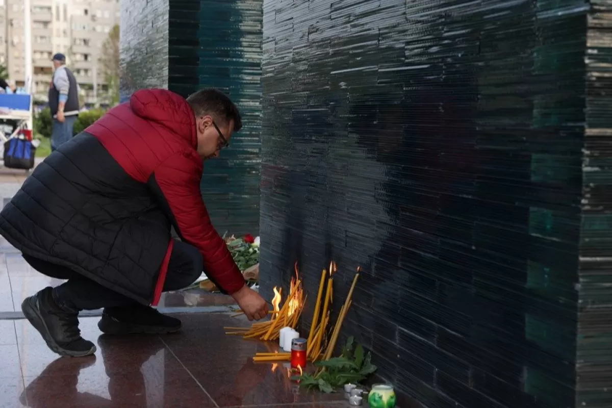 People pay respect for the victims of shooting at Belgrade elementary school